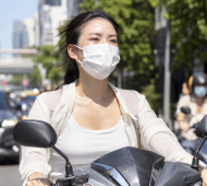 Bôi kem chống nắng rồi đeo khẩu trang cả ngày: Da cần lưu ý điều gì?